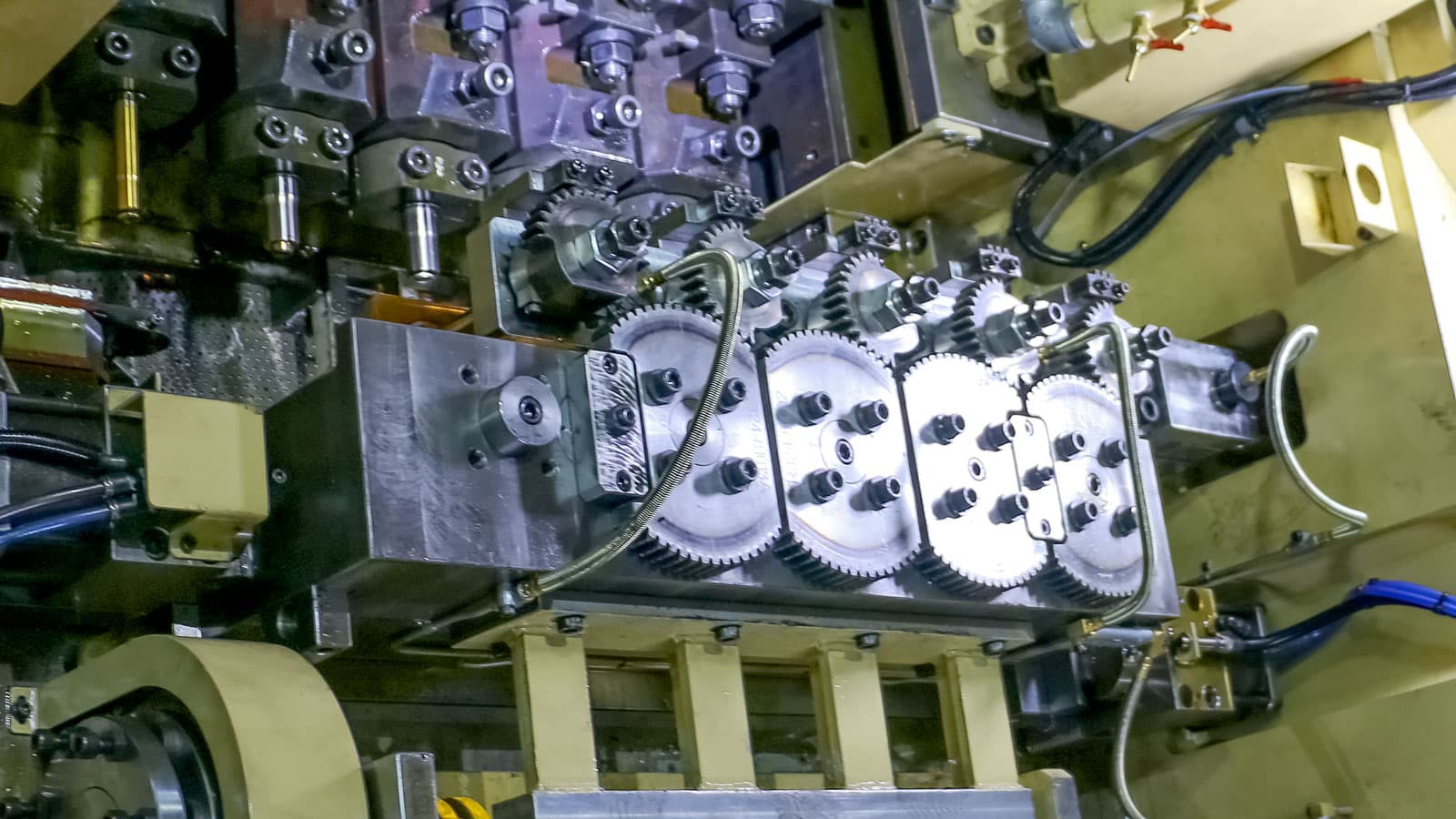 механизм переноса заготовок между позициями станка MNFR-32B5S